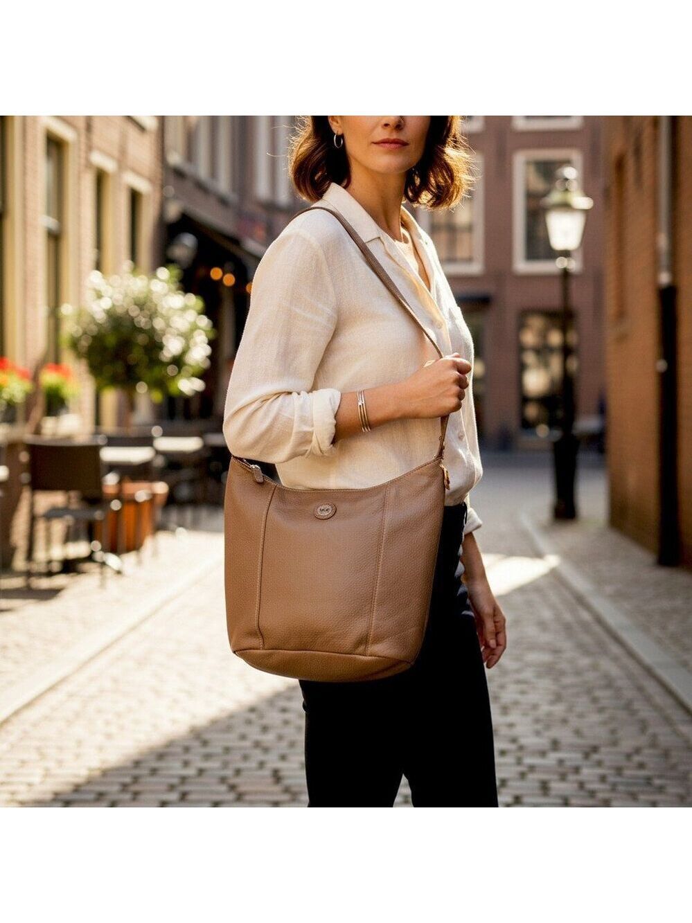 ✨ The Sak Metallic Gold Leather Shoulder Bag – Classic Hobo Style, Very Good
